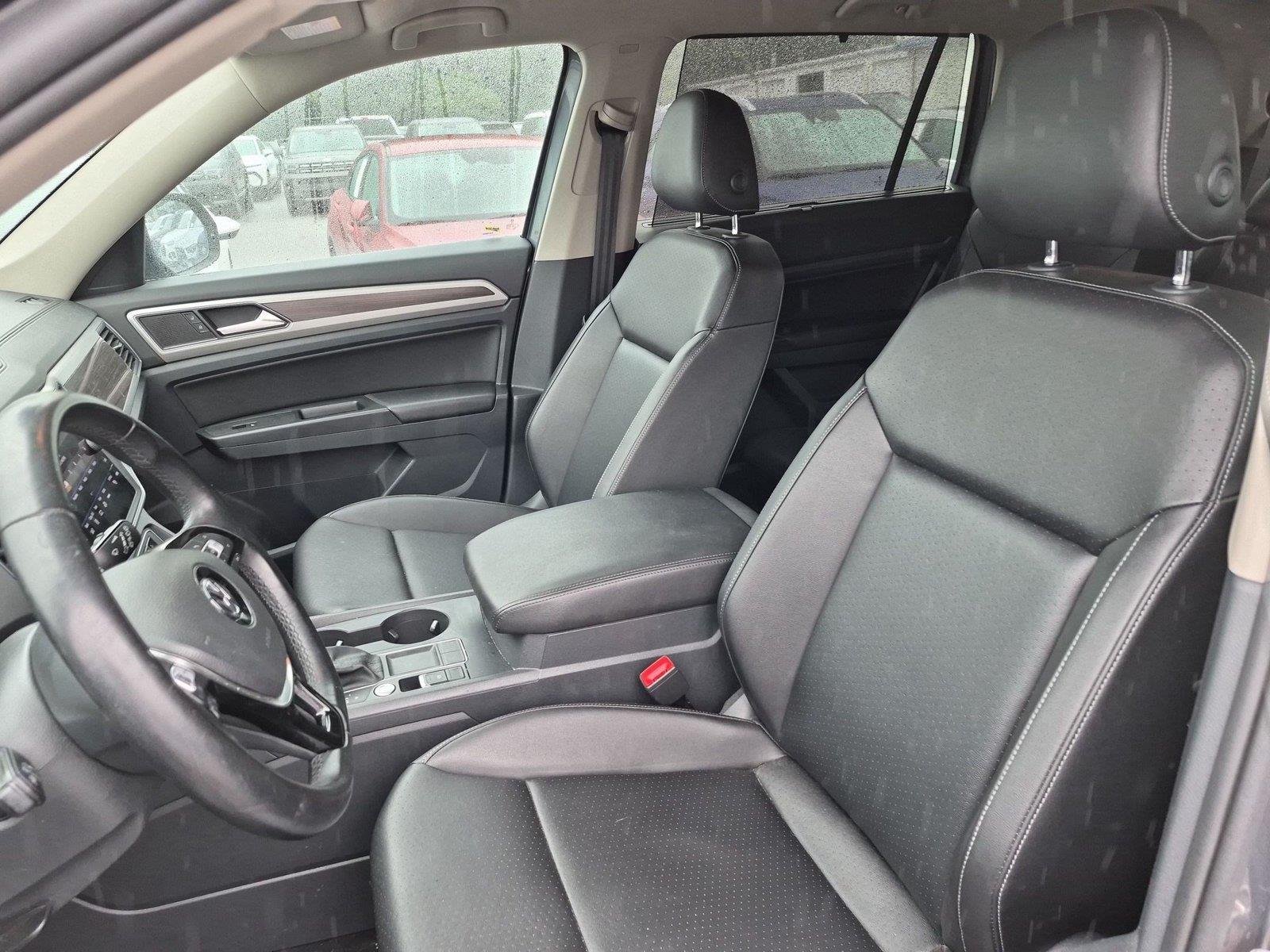 Used 2018 Platinum Gray Metallic Volkswagen 3.6L V6 SE w/Technology image 18