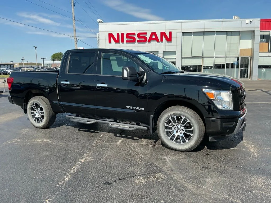 2021 Nissan Titan SV 4X4 Crew Cab's photo