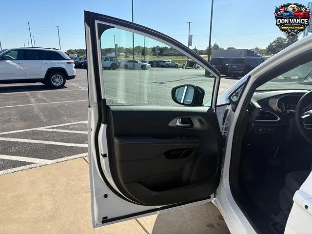 2026 Chrysler Pacifica Select - Photo 9