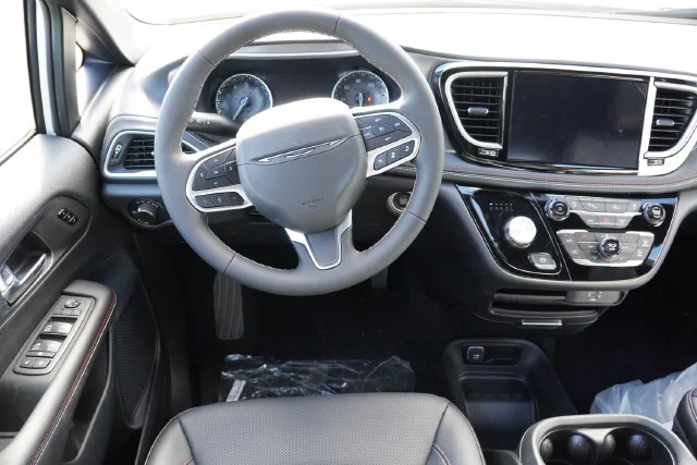 New 2027 Bright White Clear-Coat Paint Chrysler Select image 16
