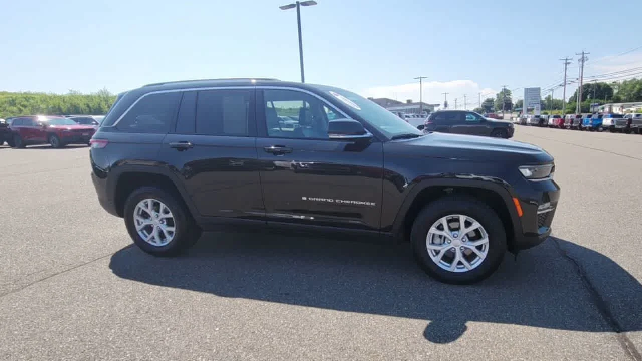 Used 2023 Rocky Mountain Pearlcoat Jeep Limited image 3