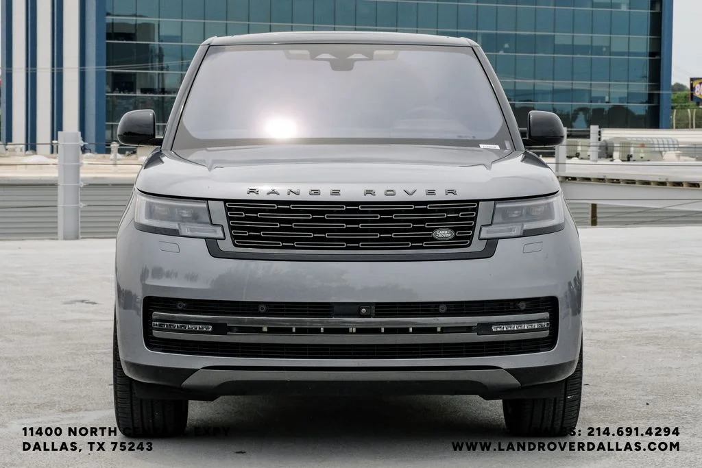Used 2023 Grey Land Rover SE image 3