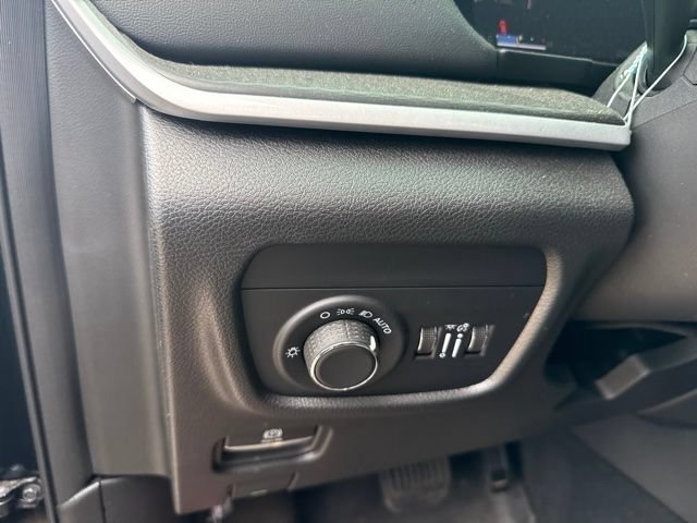 Used 2025 Diamond Black Crystal Pearlcoat Jeep Altitude X image 15