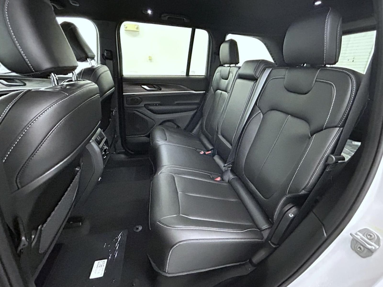 New 2026 Bright White Clear-Coat Exterior Paint Jeep Limited image 19