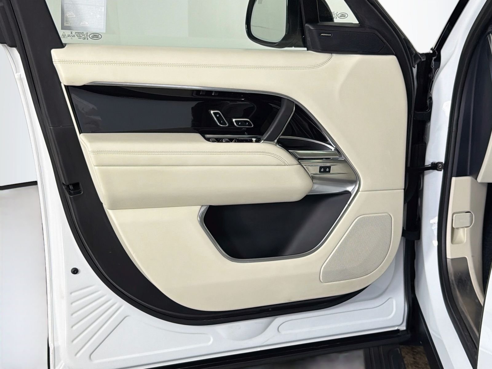 Certified Used 2023 Fuji White Land Rover SE image 21