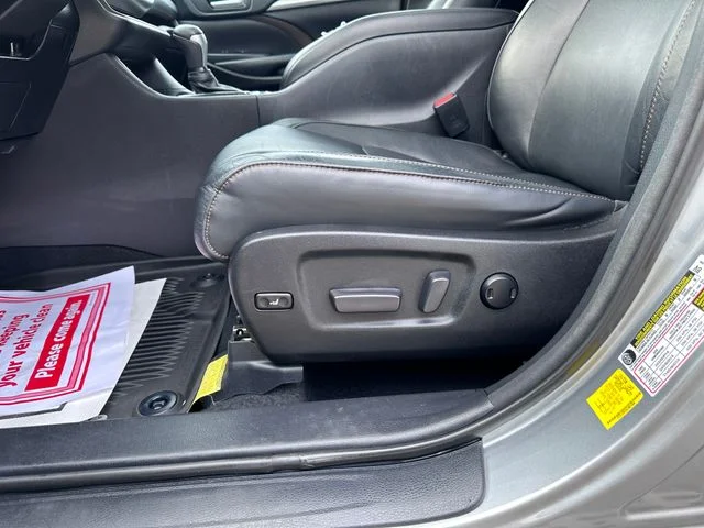 Used 2018 Silver Toyota XLE image 13