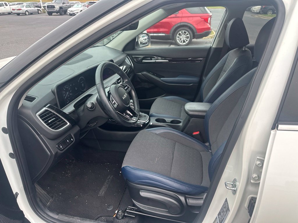 Used 2024 White Kia S image 9