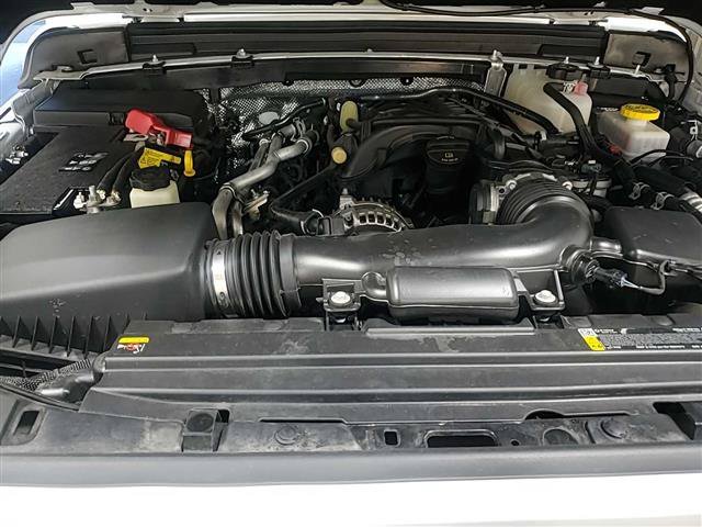 Used 2025 White Jeep Sahara image 13