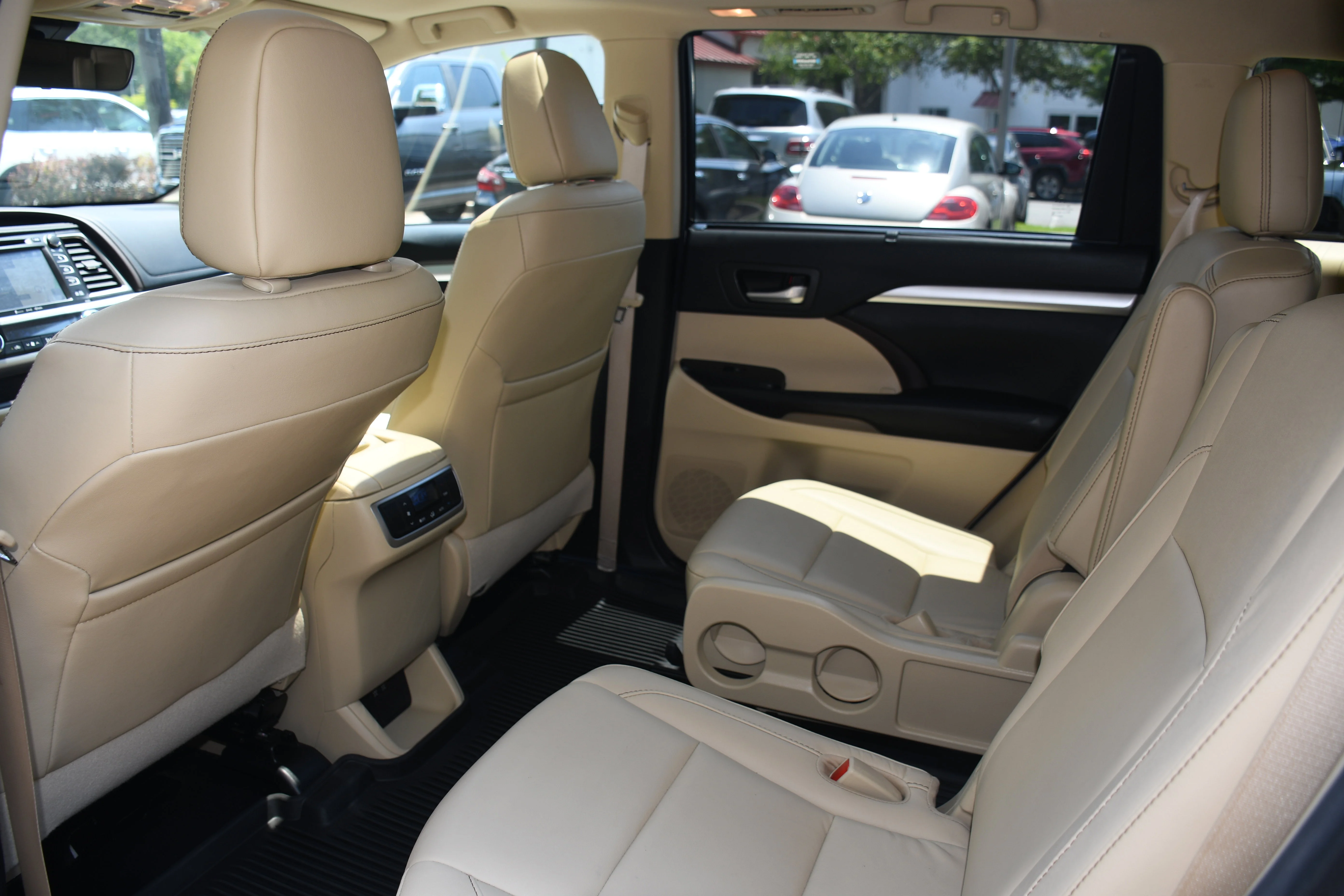 Used 2018 White Toyota XLE image 16