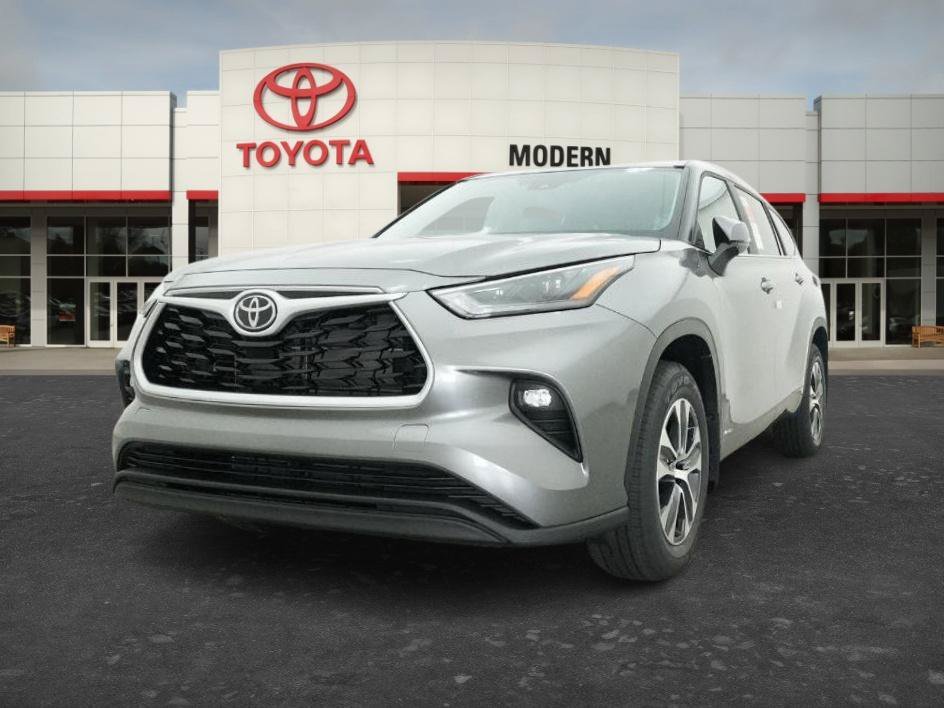 New 2026 Heavy Metallic Toyota Hybrid XLE image 3