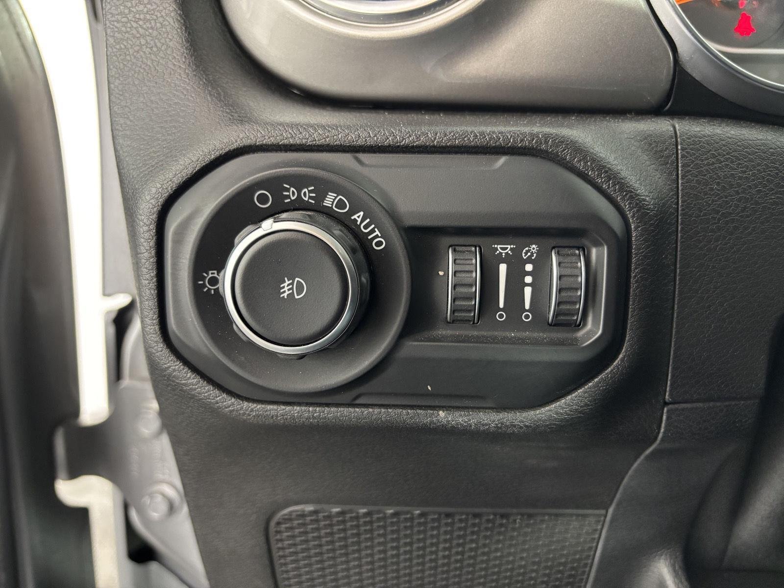 Used 2020 Billet Silver Metallic Jeep Sahara image 29