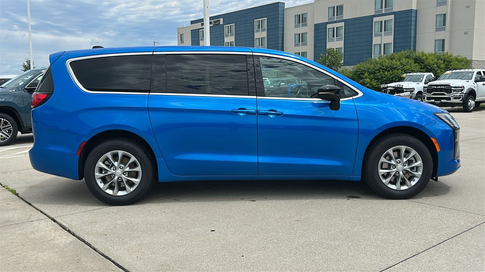 New 2027 Hydro Blue Pearl-Coat Exterior Paint Chrysler Select image 3