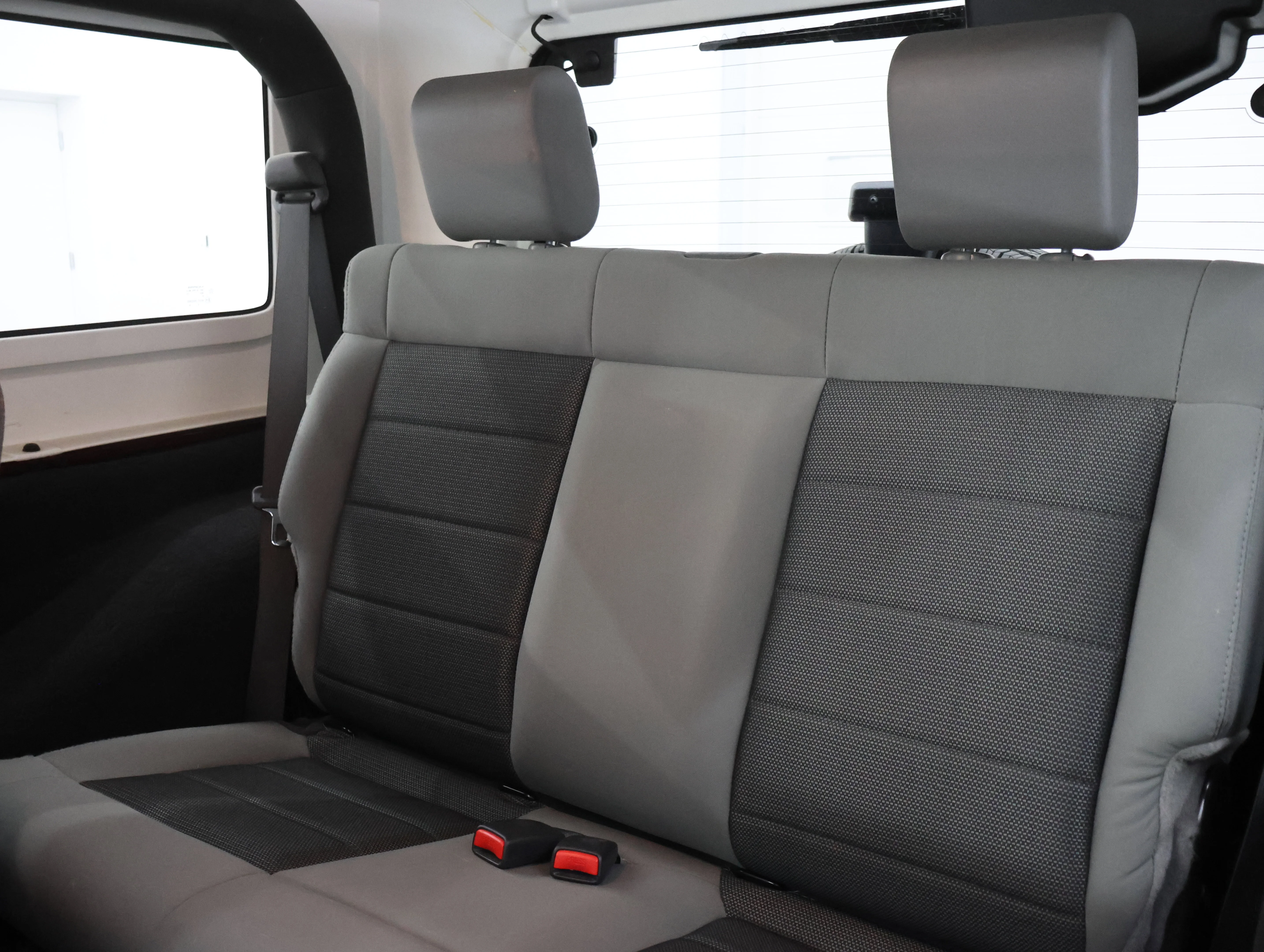 Used 2009 Red Rock Crystal Pearl Jeep X image 8