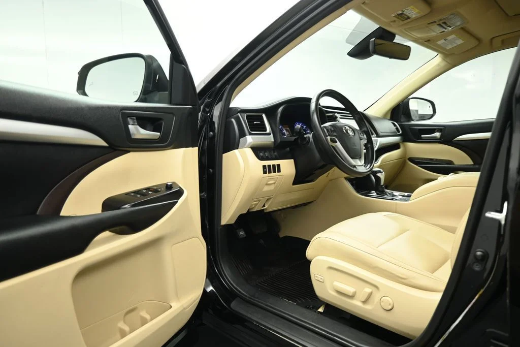 Used 2018 Black Toyota XLE image 7