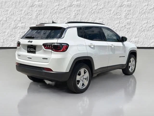 Used 2022 Bright White Clearcoat Jeep Latitude image 3
