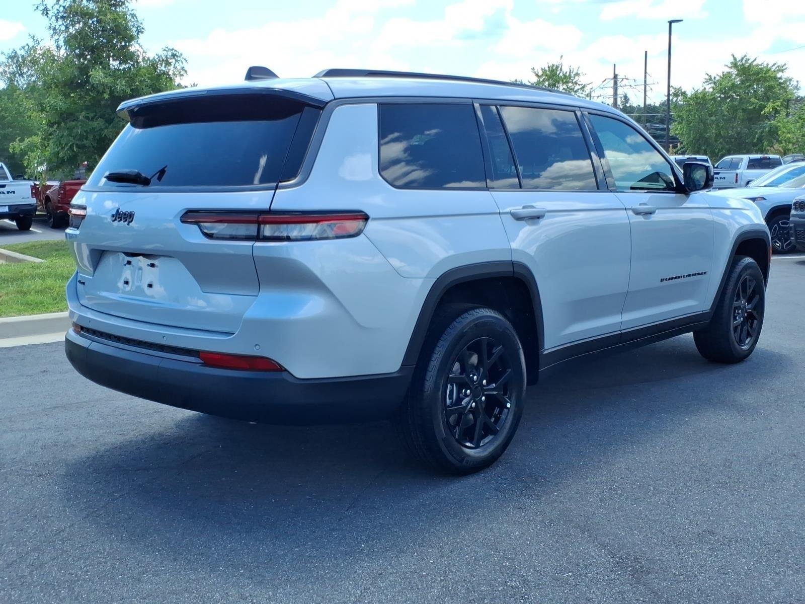 New 2026 Silver Zynith Exterior Paint Jeep Laredo Altitude image 2