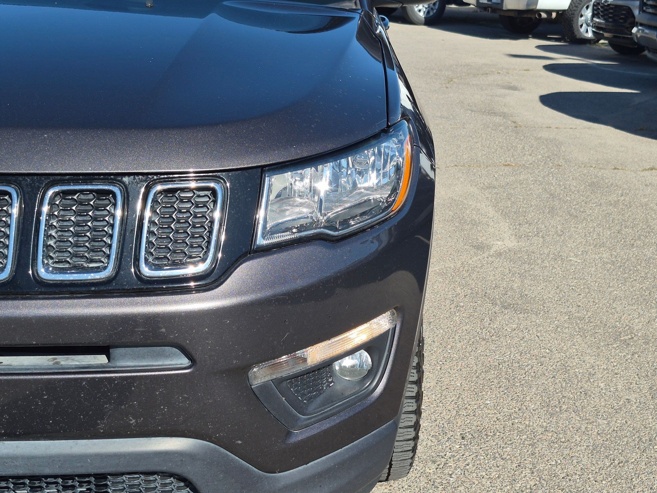 Used 2018 Granite Crystal Metallic Clearcoat Jeep Latitude image 10