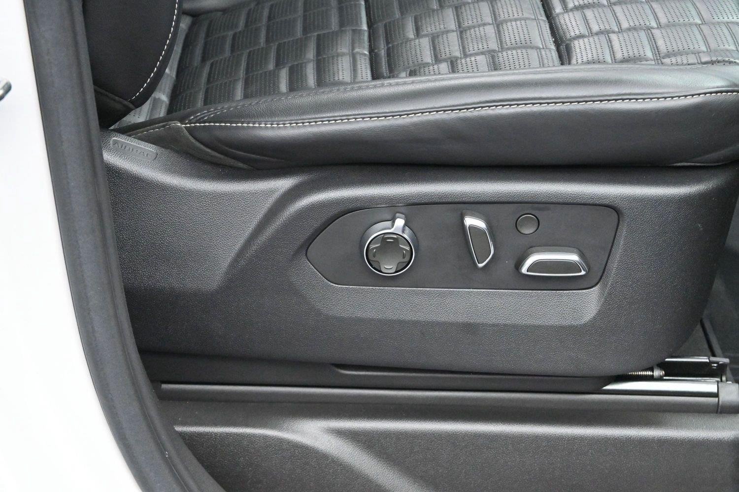 Used 2021 CRYSTAL WHITE TRICOAT Cadillac Sport Platinum image 38