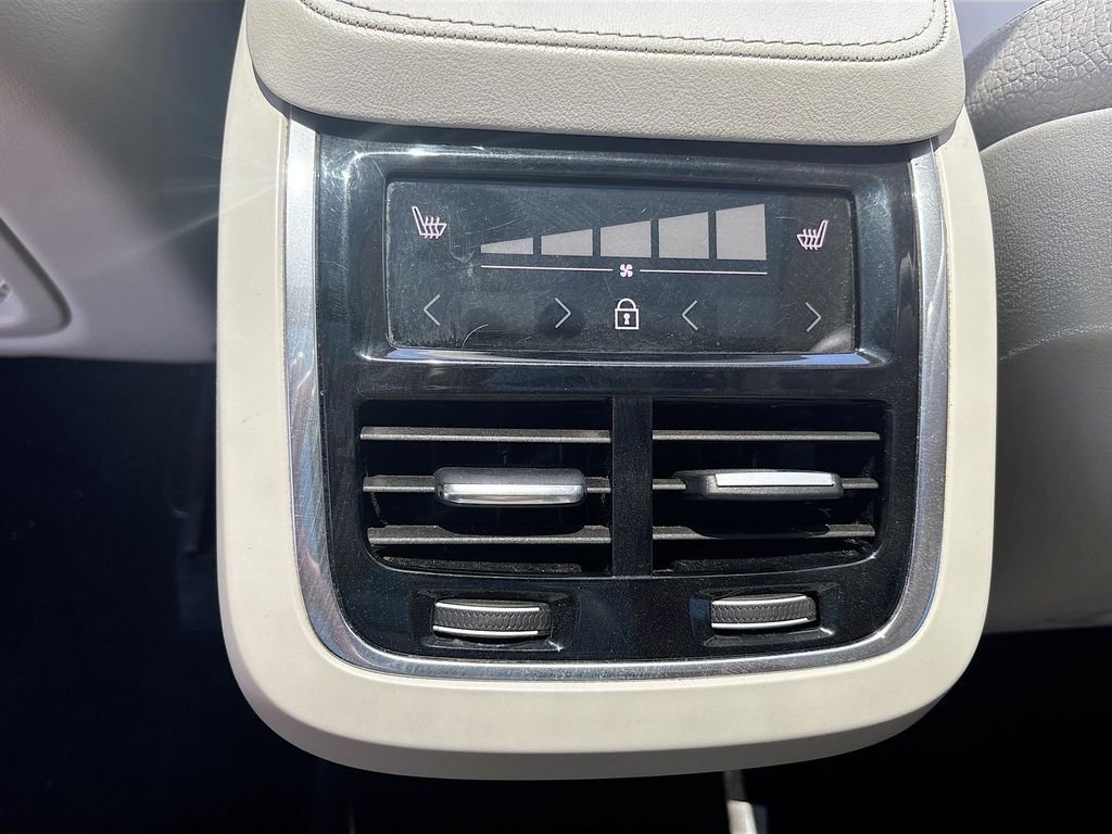 Used 2023 Platinum Gray Metallic Volvo B6 Plus 7-Seater image 18