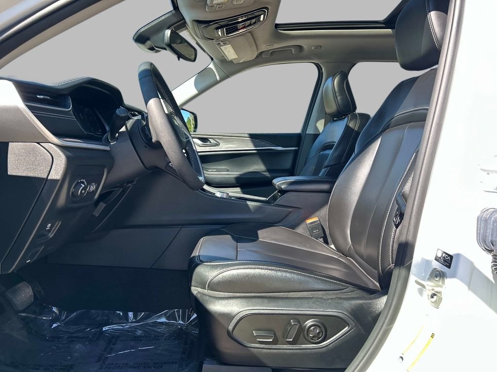 Used 2023 White Jeep Limited image 17