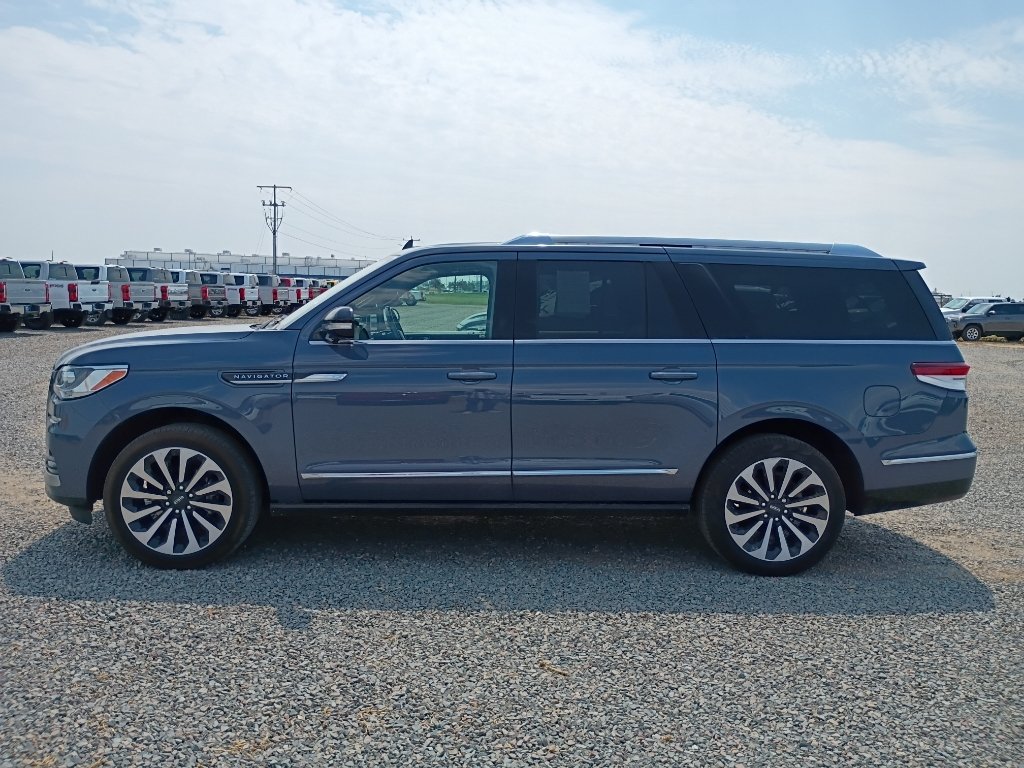 Used 2022 Ocean Drive Blue Metallic Tinted Clearcoat Lincoln Reserve image 2