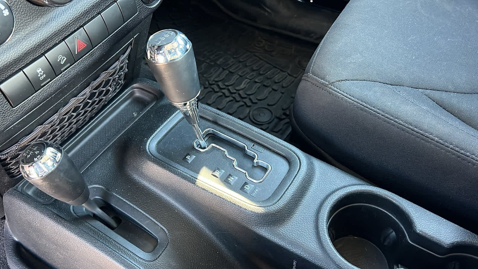 Used 2018 Black Clearcoat Jeep Sport S image 13