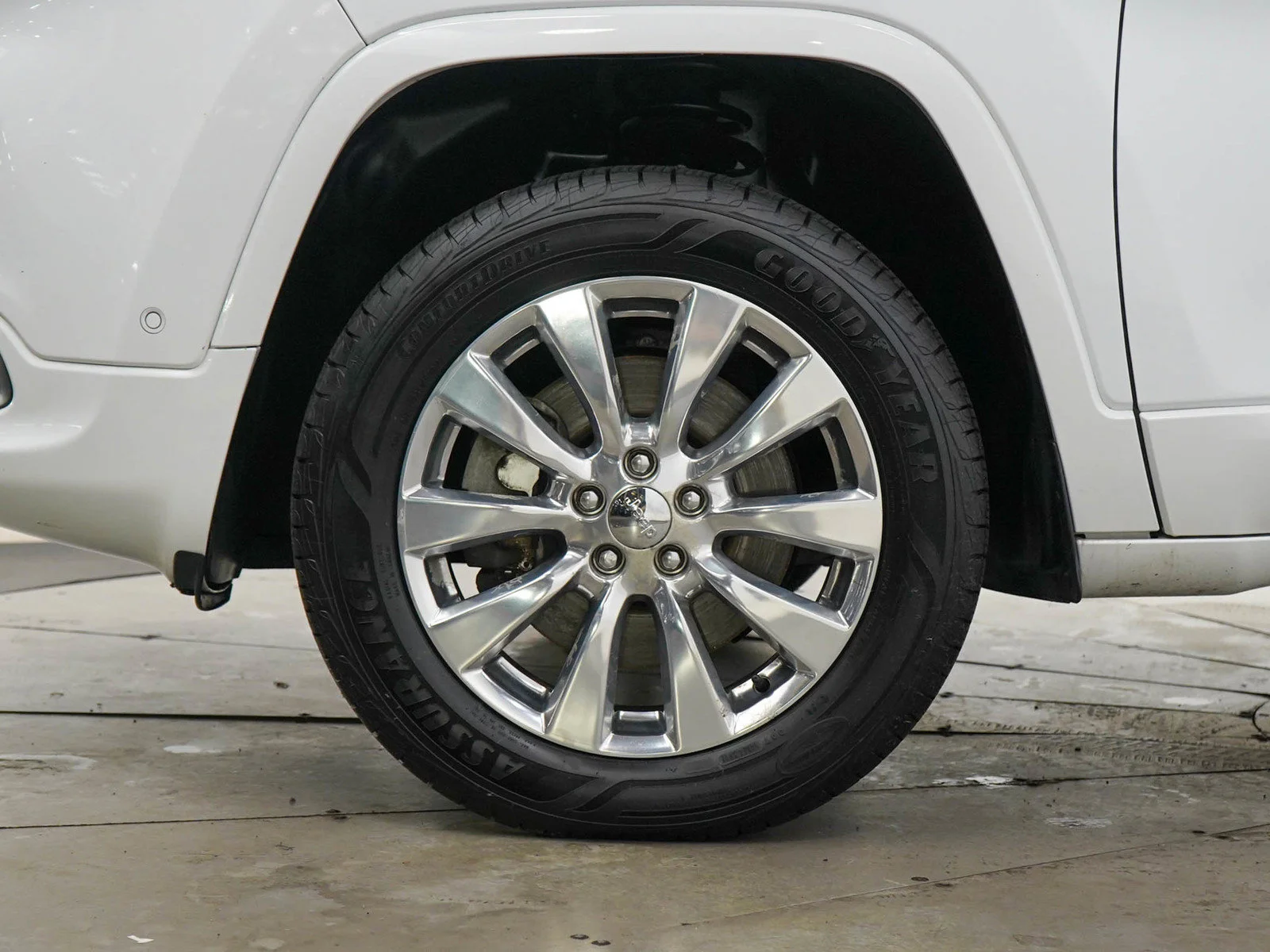 Used 2016 Bright White Clearcoat Jeep Overland image 29