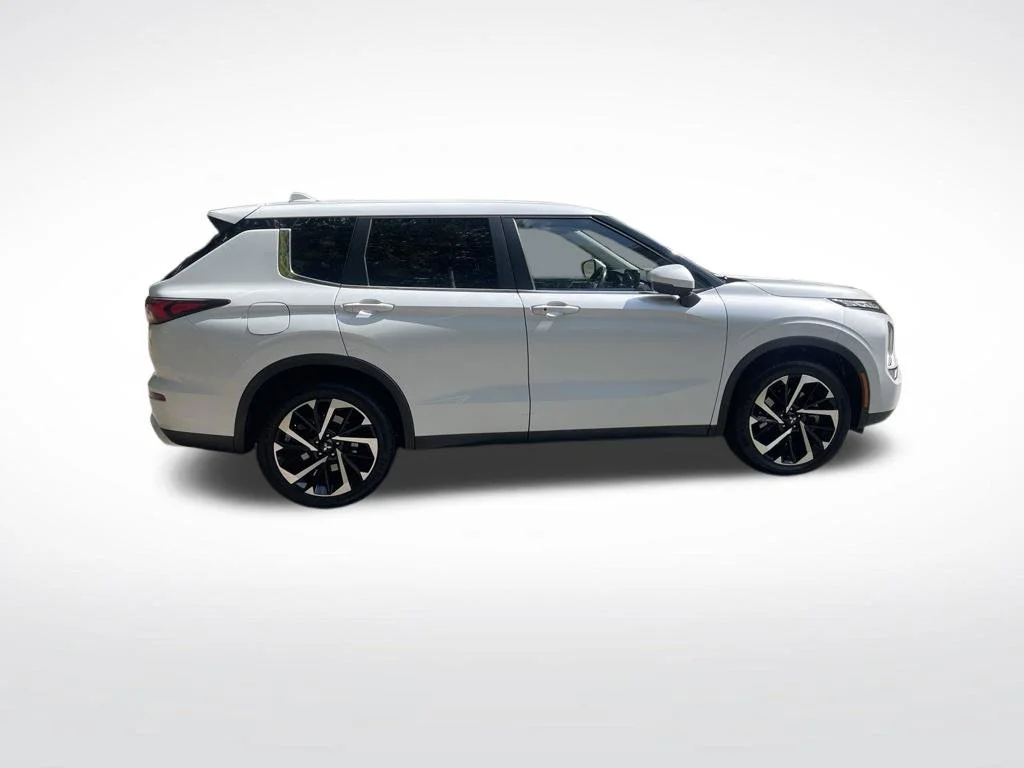 Used 2024 White Mitsubishi SE image 5