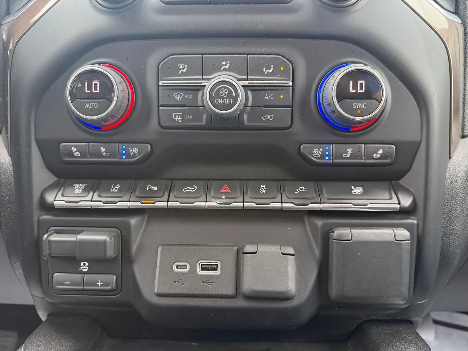 Used 2022 Iridescent Pearl Tricoat Chevrolet High Country image 33