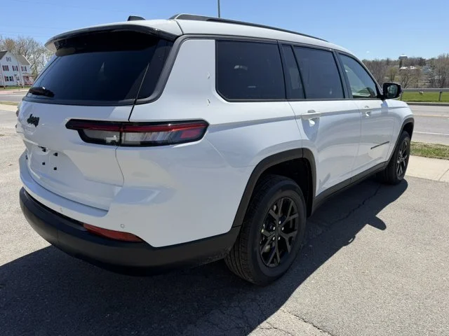 New 2026 Bright White Clear-Coat Exterior Paint Jeep Laredo Altitude image 3
