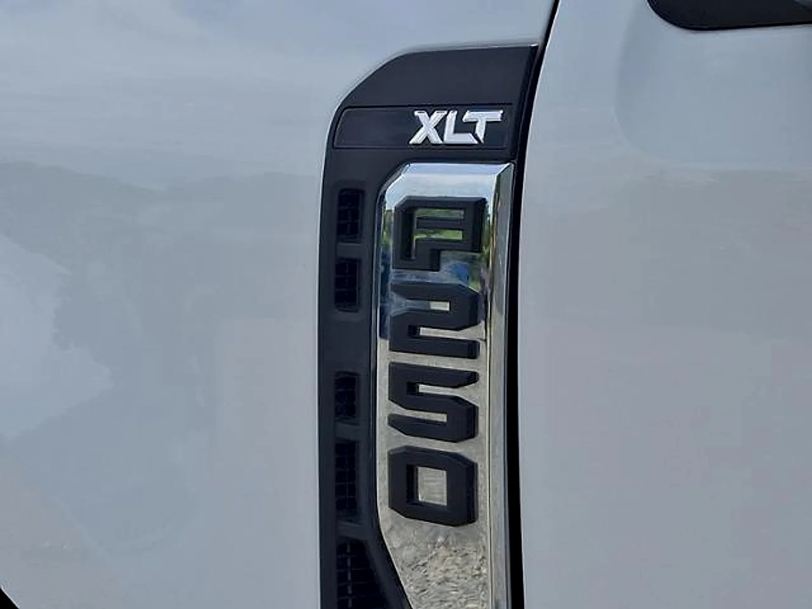 Used 2025 Oxford White Ford XLT image 28