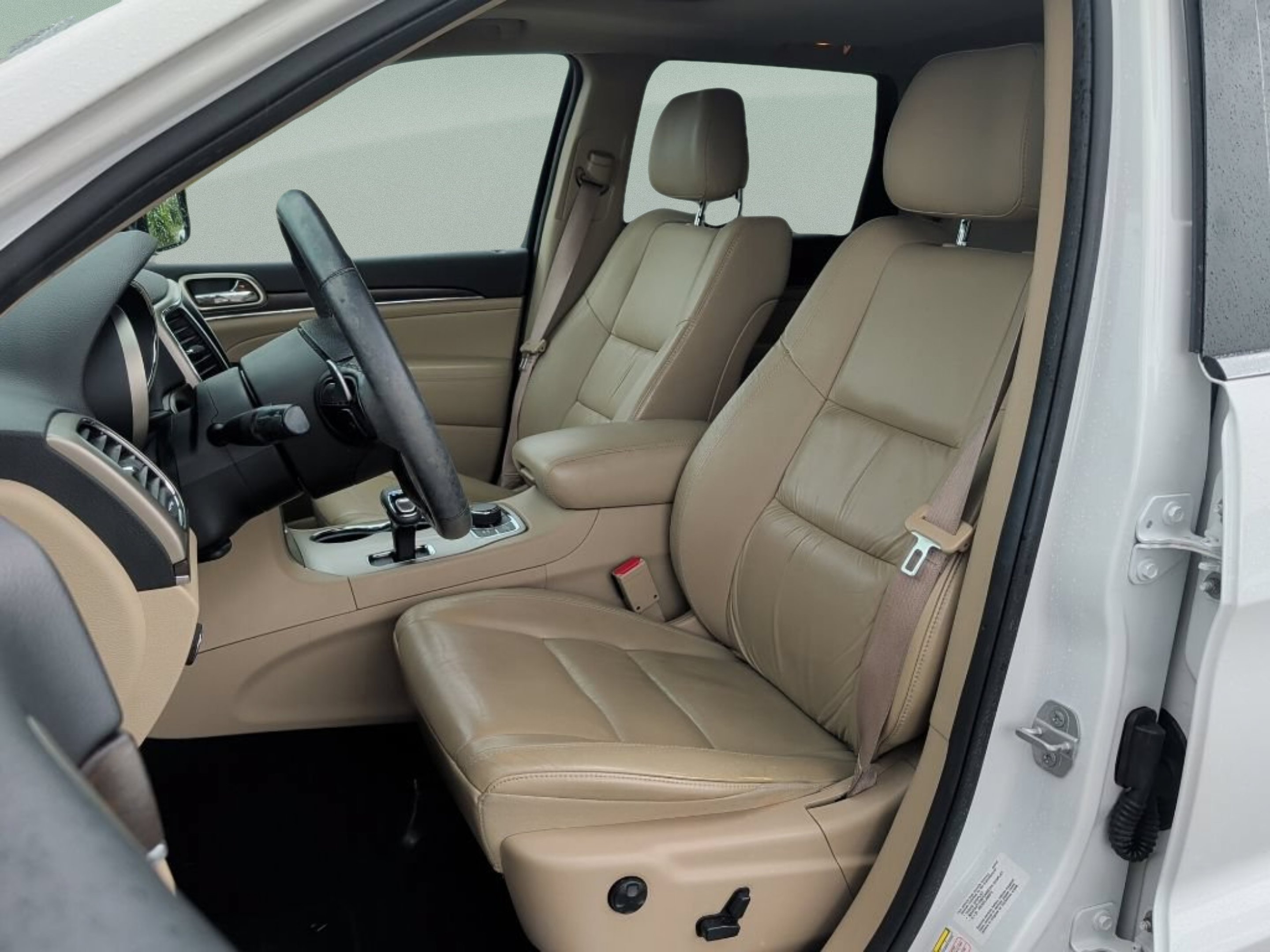 Used 2015 Bright White Clearcoat Jeep Limited image 27