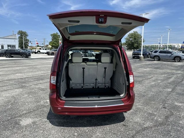 Used 2013 Red Chrysler Touring image 21