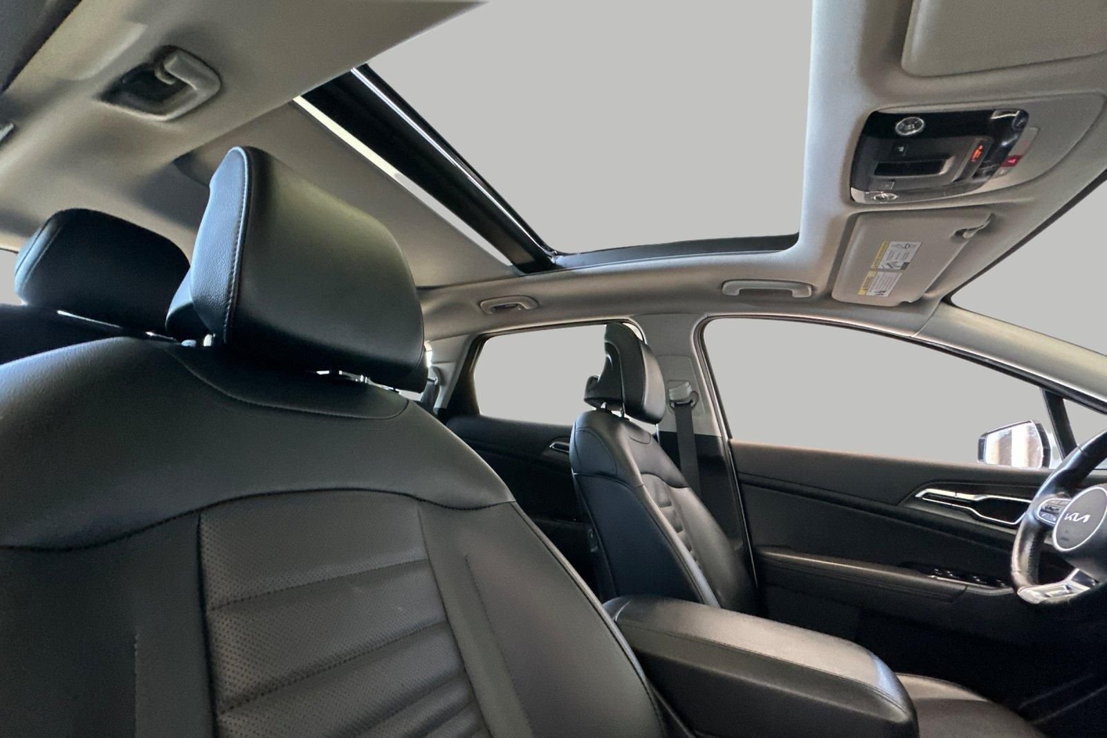 Used 2025 White Kia SX-Prestige image 18