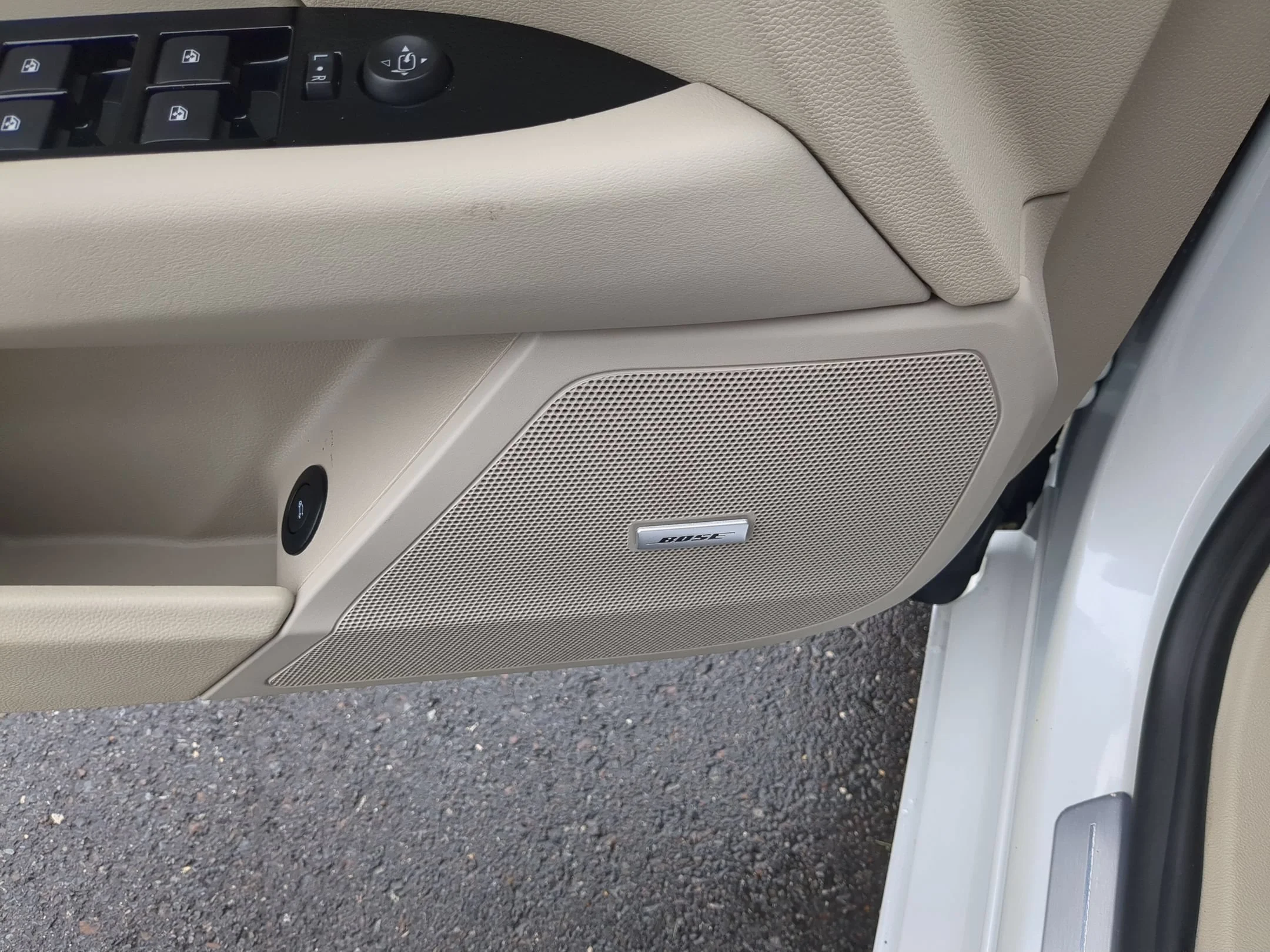 Used 2016 Crystal White Tricoat Cadillac Luxury Collection image 22