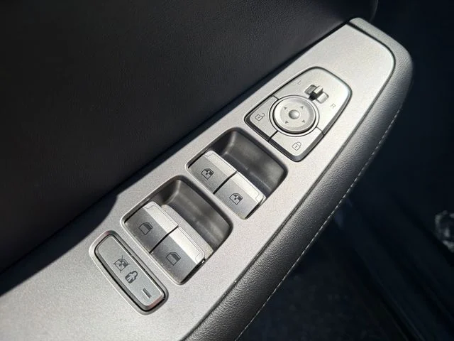 Used 2023 Black Hyundai SEL image 13