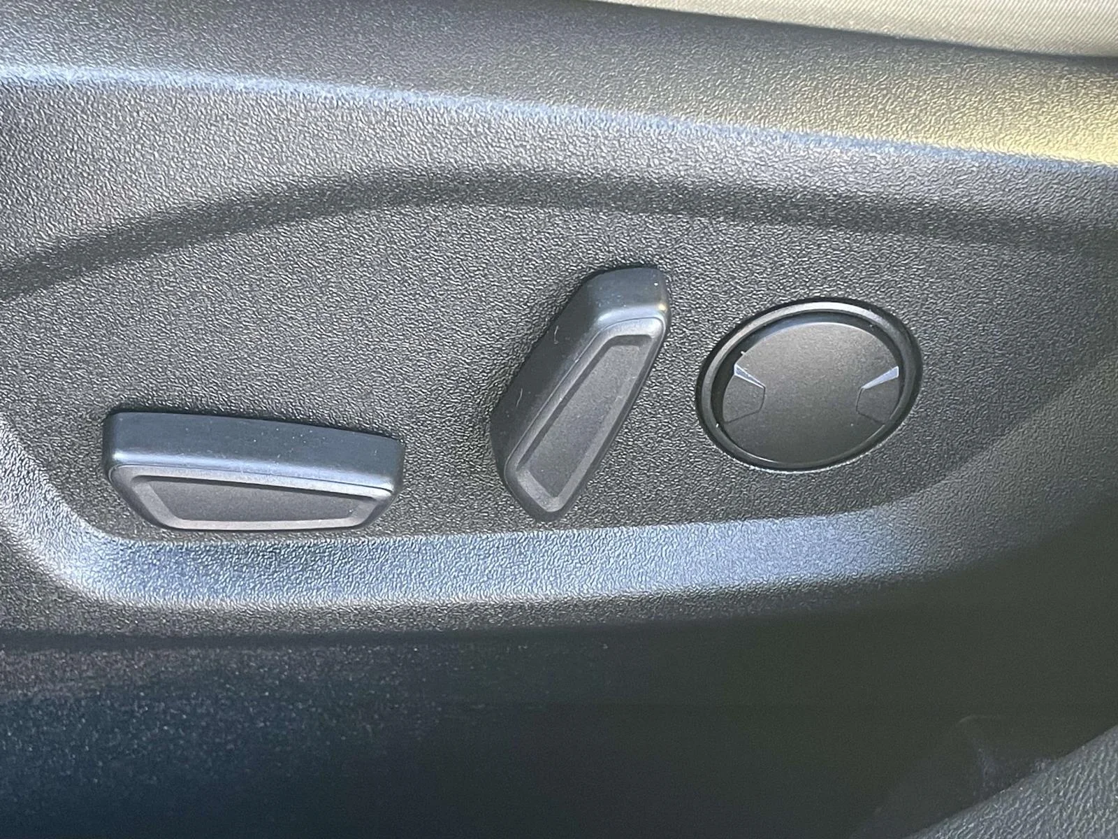 Used 2020 Magnetic Metallic Ford SE image 7