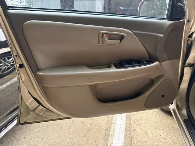 Used 2001  Toyota LE image 14