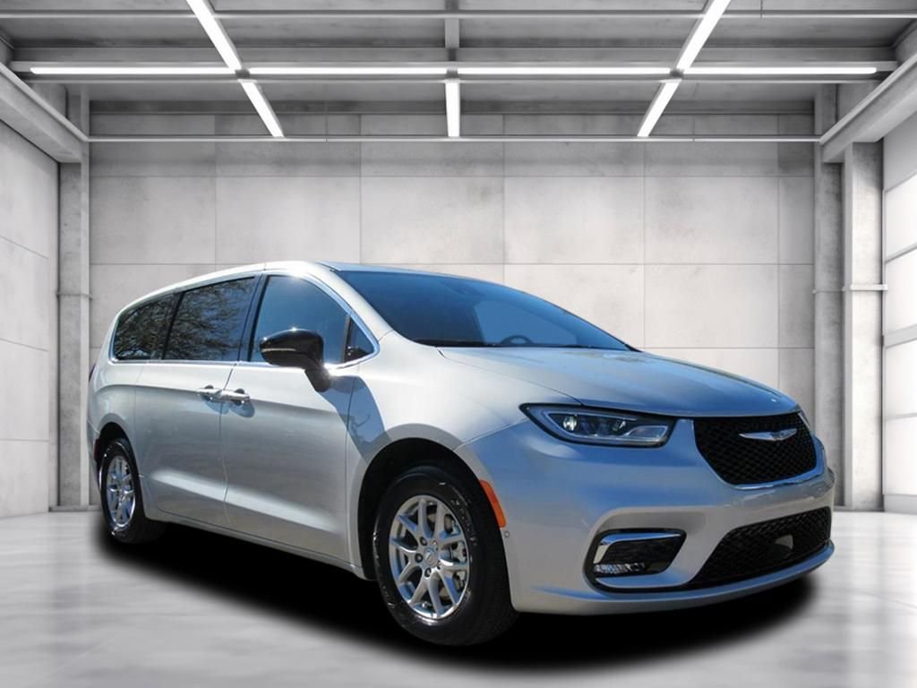 2026 Chrysler Pacifica Select's photo