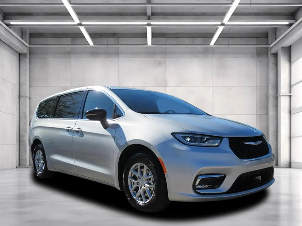 2026 Chrysler Pacifica Select's photo