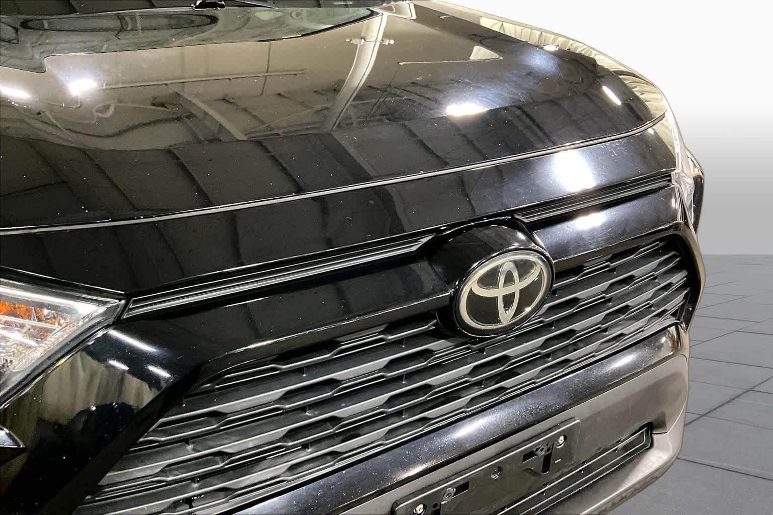 Used 2019 Midnight Black Metallic Toyota XLE image 30
