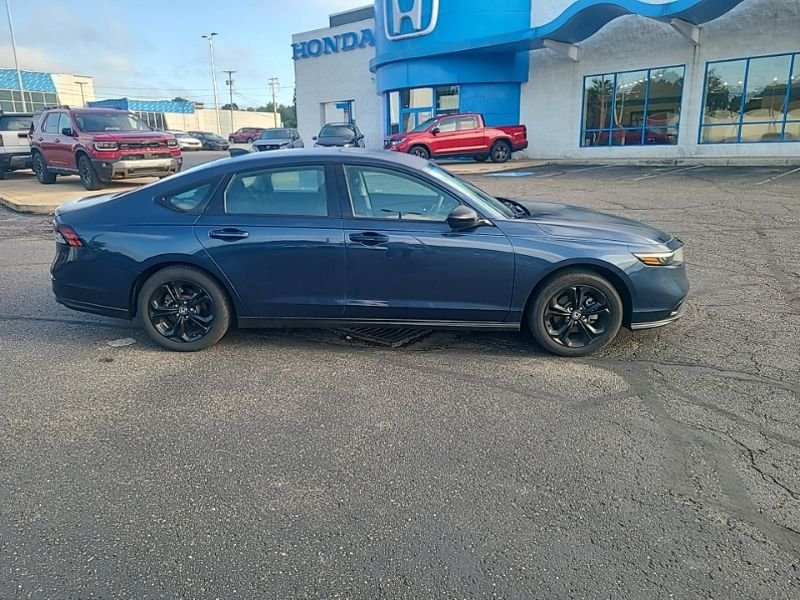 Used 2025  Honda SE image 6