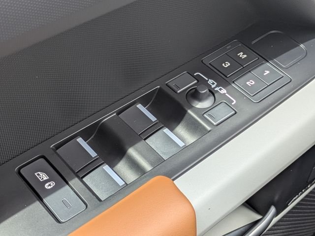 Used 2024 White Land Rover SE image 24