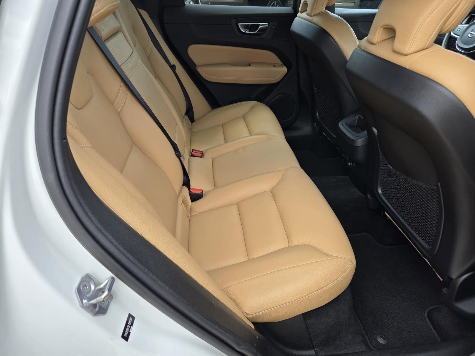 Used 2020 Ice White Volvo Momentum image 38