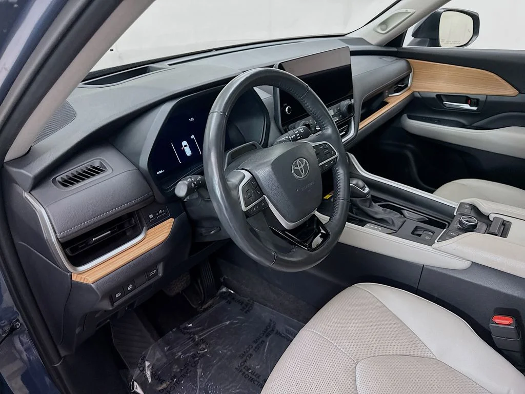 Used 2024 White Toyota Platinum image 9