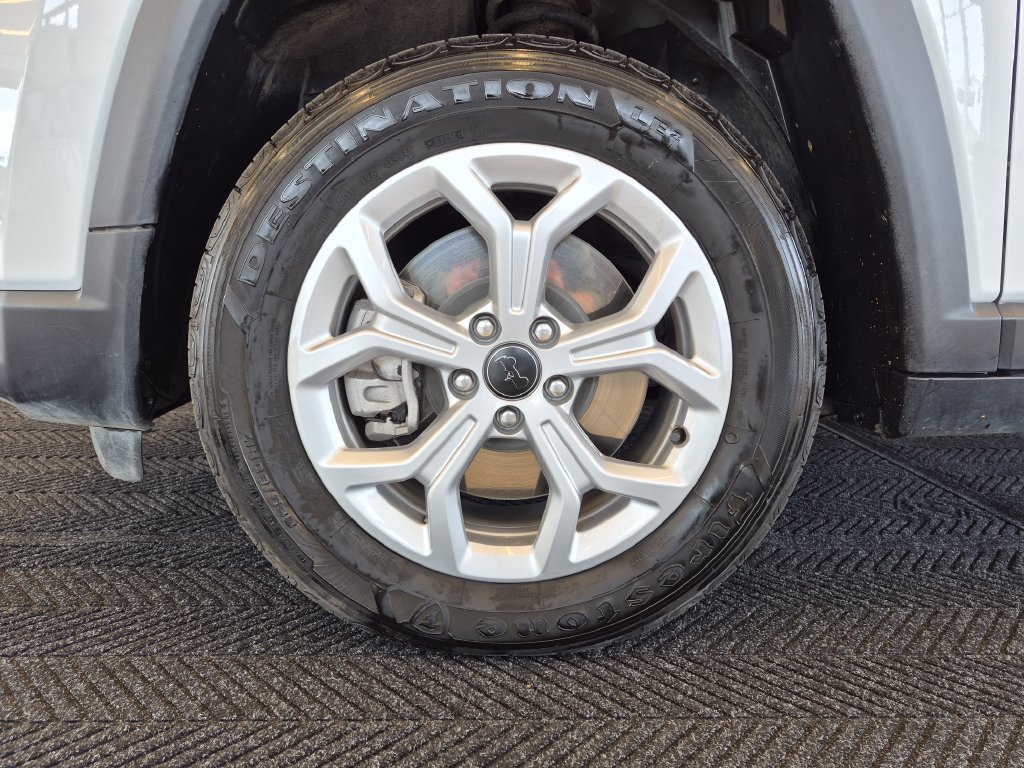 Used 2025 White Jeep Latitude image 12