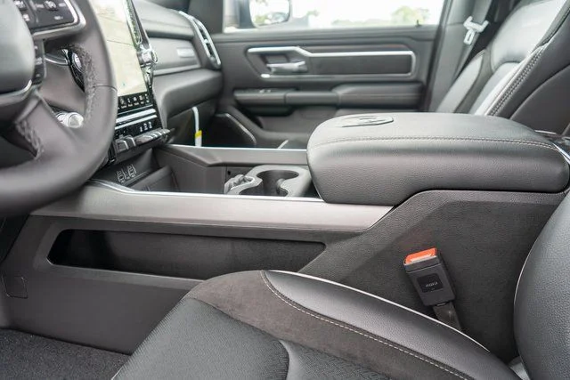 New 2026 Granite Crystal Metallic Clear-Coat Exterior Paint RAM Laramie image 15