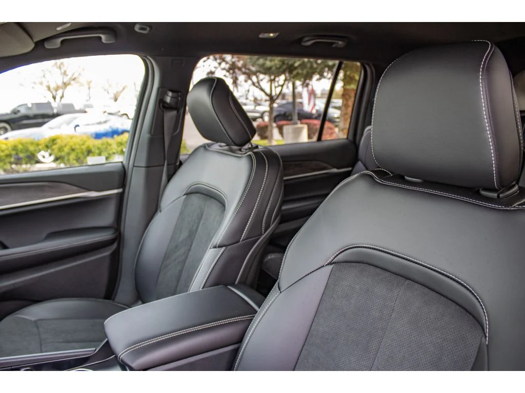 New 2026 SILVER ZYNITH Jeep Laredo Altitude image 33