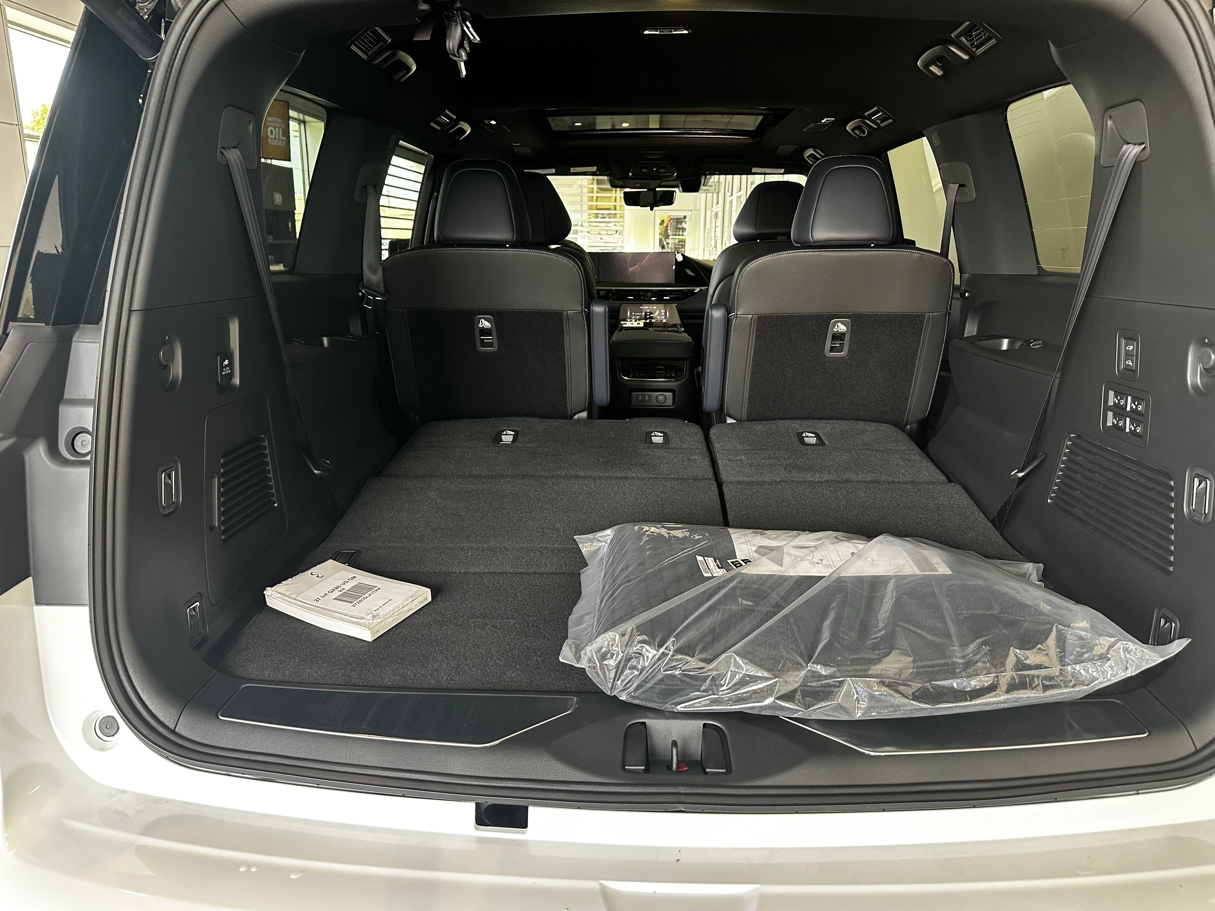 New 2027 2T RADIANT WHIT INFINITI Sport 4WD image 11