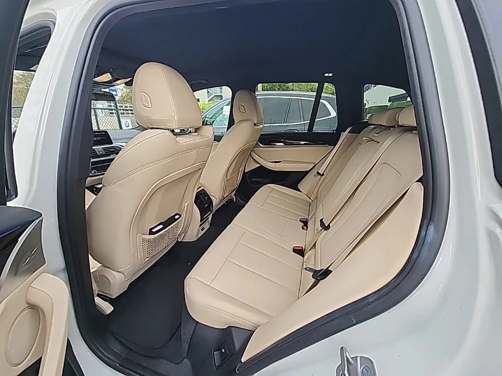 Used 2021 Alpine White BMW sDrive30i image 3
